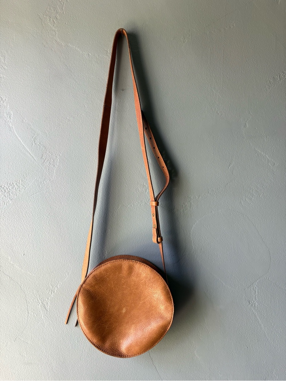 Madewell Leather Simple Circle Crossbody Bag in English Saddle